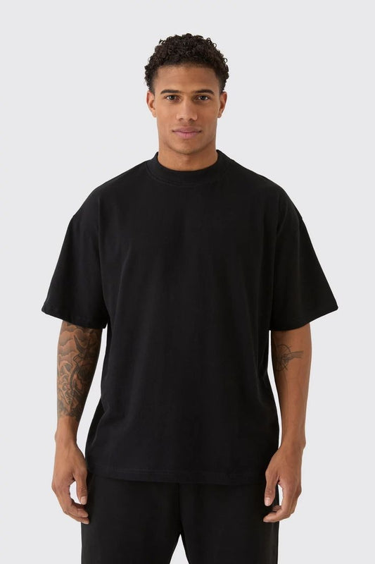 Black oversized blank t-shirt made from 220 GSM cotton – unisex streetwear